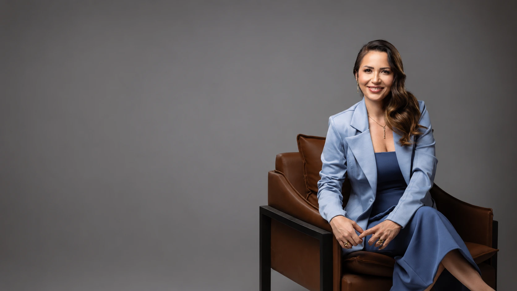 Dra. Patrícia Figueiredo, endocrinologista, sentada em seu retrato profissional